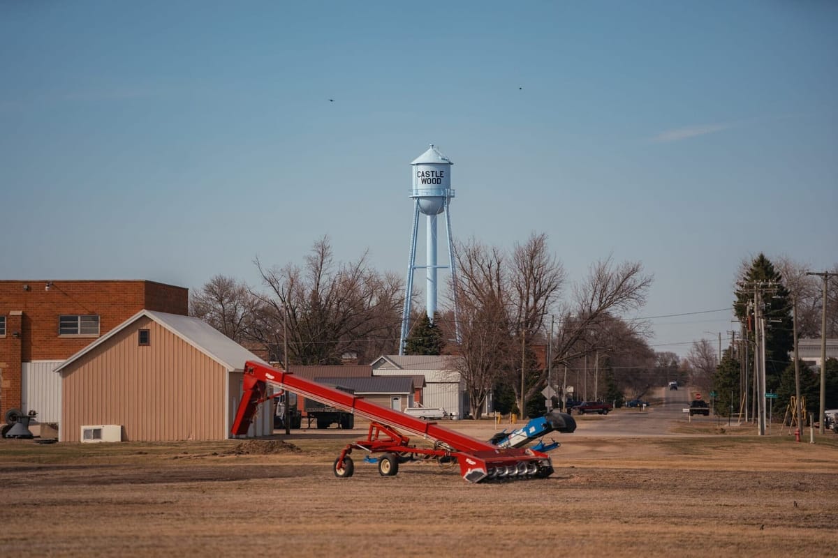 在南达科他州，乡亲们都在为克里斯蒂·诺姆的丈夫感到揪心