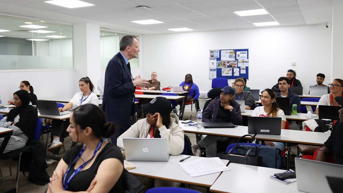 英国最大的大学是一家私营公司