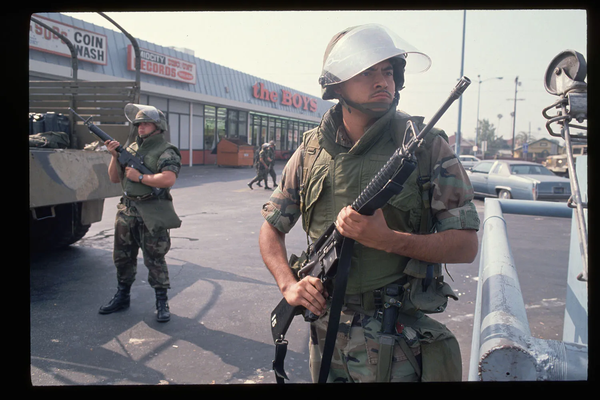 老布什总统当年动用《叛乱法》的前因后果