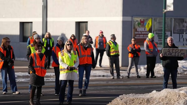 父母在校门口守卫，保护孩子免受特朗普蒙面人的侵害