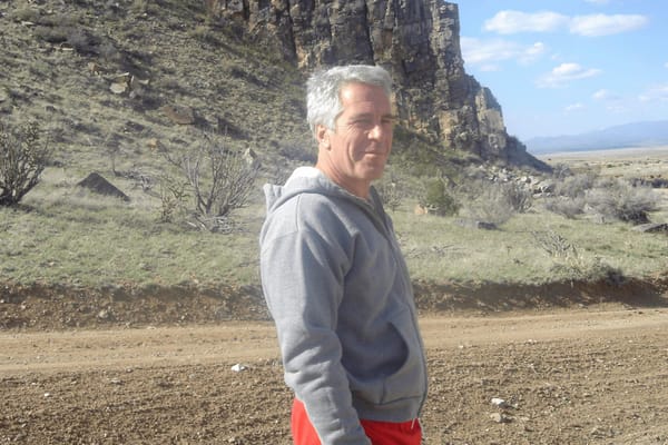 美国政府在爱泼斯坦案卷中公开数十张裸照