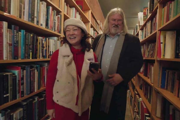 他们坠入爱河，却语言不通