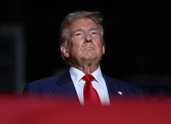 如果发布针对奥巴马夫妇种族歧视视频的人不是特朗普，那会是谁？