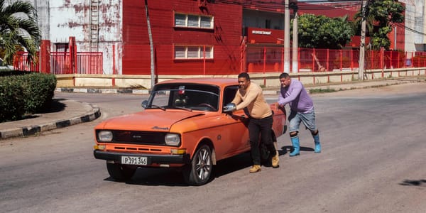 在国家安全机构的注视下，一场穿越危机重重的古巴的自行车之旅