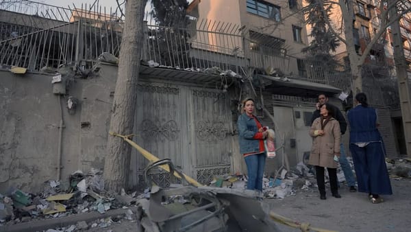 伊朗人开始反思政权更迭的沉重代价