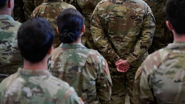 美国军事实力显露颓像：一支军队的衰落，始于细微而隐秘的征兆。